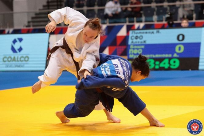 Поединок ведёт Яна Полевод (в белом кимоно) . Фото из архива "АС"