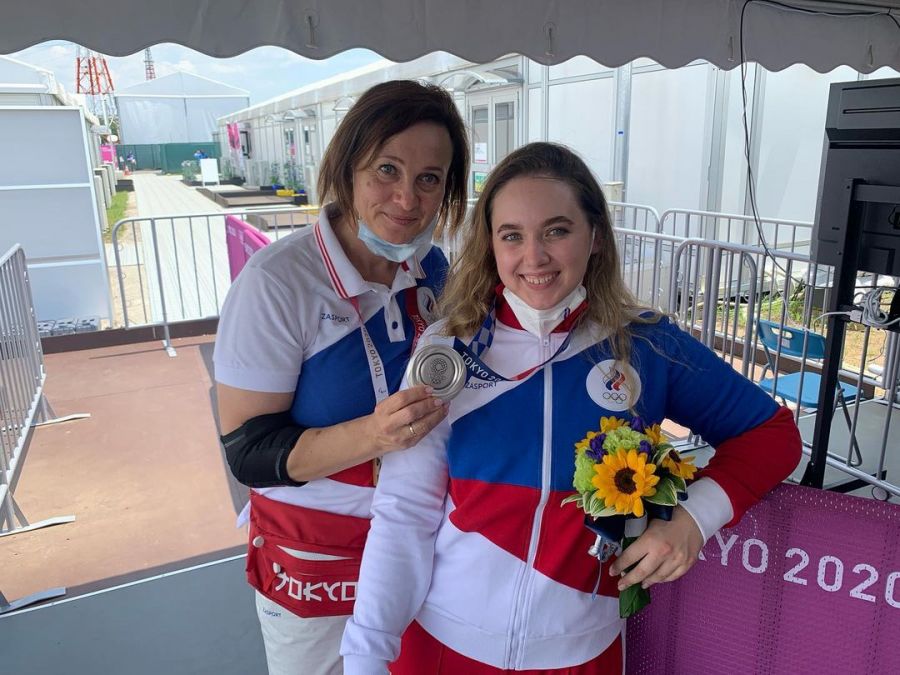 Анастасия с главным тренером сборной команды России по пулевой стрельбе Татьяной Голдобиной. Фото: ОКР