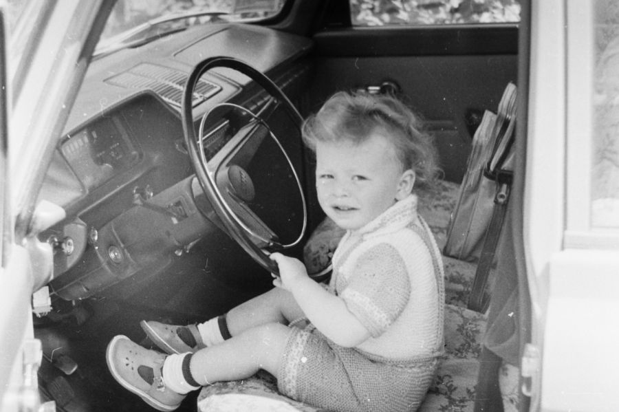 Маленькому Серёже дали порулить первой семейной машиной  - "Москвич-412"