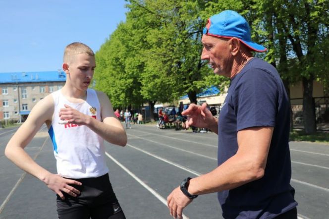Артём Поздняков выслушивает совет своего тренера Сергея Клевцова