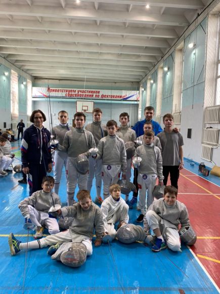 Александра Кузмина и Евгений Сазонов со своими воспитанниками - фехтовальщиками барнаульской спортшколы №10