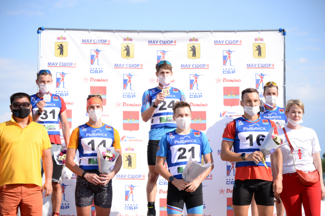 Даниил Серохвостов (№21) стал пятым в спринте на чемпионате России по летнему биатлону. Фото: СБР