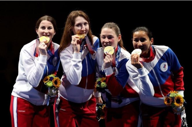 Инна Дериглазова, Аделина Загидуллина, Лариса Коробейникова и Марта Мартьянова заняли первое место в командном турнире Олимпиады, победив в финале команду Франции со счетом 45:34. Фото: ОКР
