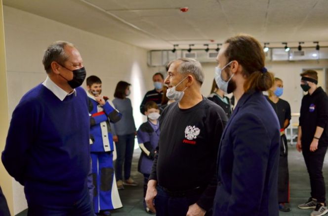 Игорь Каменский (в центре) в новом бийском тире