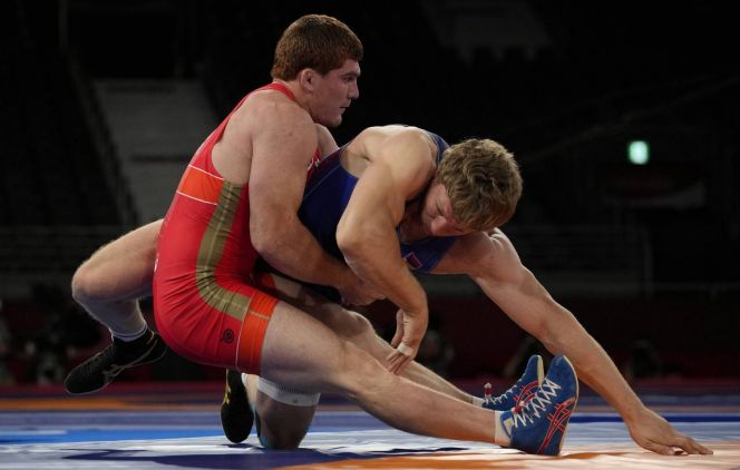 Муса Евлоев и Артур Алексанян. Фото: AP Photo/Aaron Favila