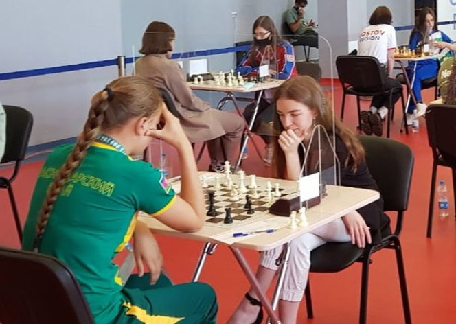 На переднем плане Виктория Лоскутова 