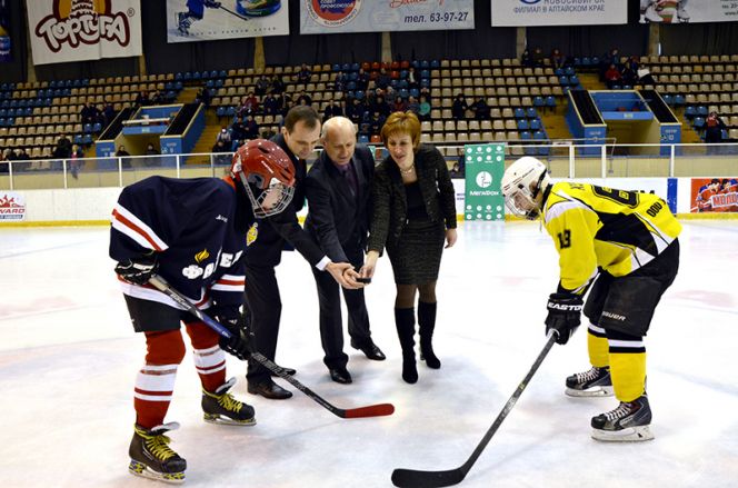 В Барнауле завершился окружной этап всероссийского турнира "Золотая шайба" (фото).