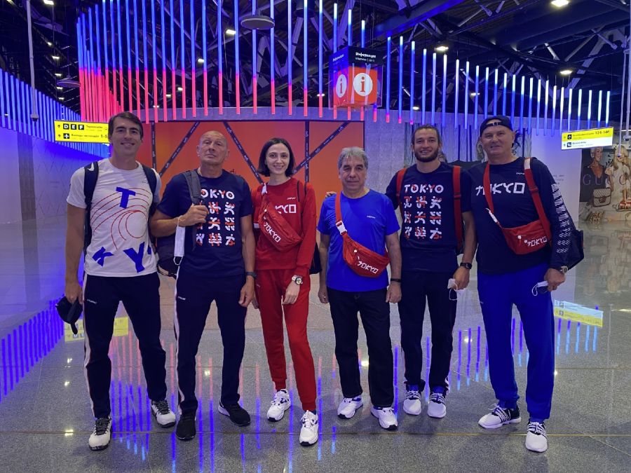 Сергей Шубенков и Сергей Клевцов прилетели в Токио. Правее Клевцова будущая олимпийская чемпитонка Мария Ласицкене и её тренер Геннадий Габрилян.