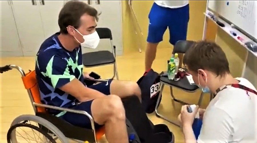 Сергей Шубенков в медпункте с травмированной ногой. Фото: Altai-news.ru