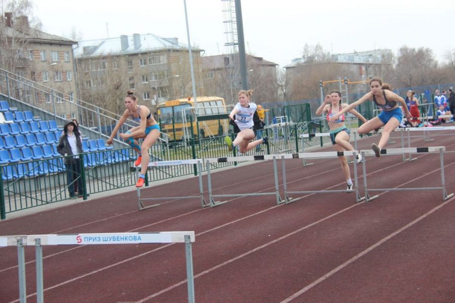 Краевые соревнования по лёгкой атлетике на барнаульском стадионе "Лабиринт". Фото: "Алтайский спорт"