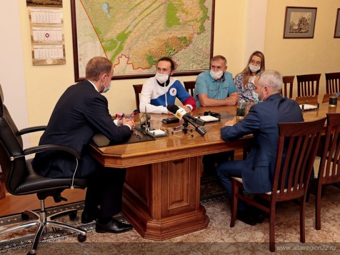 Губернатор Алтайского края Виктор Томенко встретился с двукратным призером Олимпийских игр в Токио Сергеем Каменским 