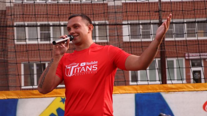 Инициатор проекта "ВолейДвор" - Максим Фролов. Фото: "Алтайский спорт"/Виталий Дворянкин 