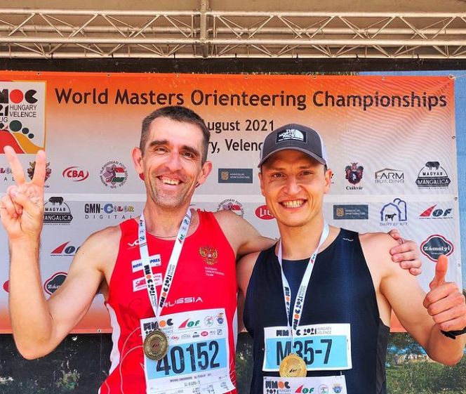 Михаил Виноградов (слева) стал бронзовым призером ветеранского чемпионата мира по спортивному ориентированию. Фото: инстаграм Михаила