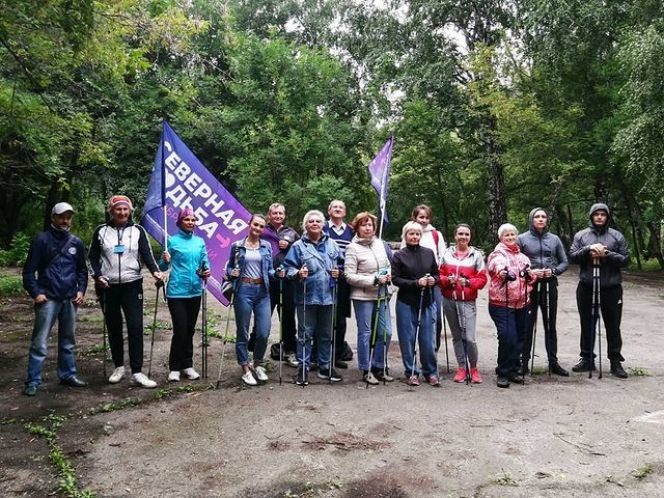В барнаульском парке "Юбилейный" в День физкультурника провели  открытую тренировку по скандинавской ходьбе