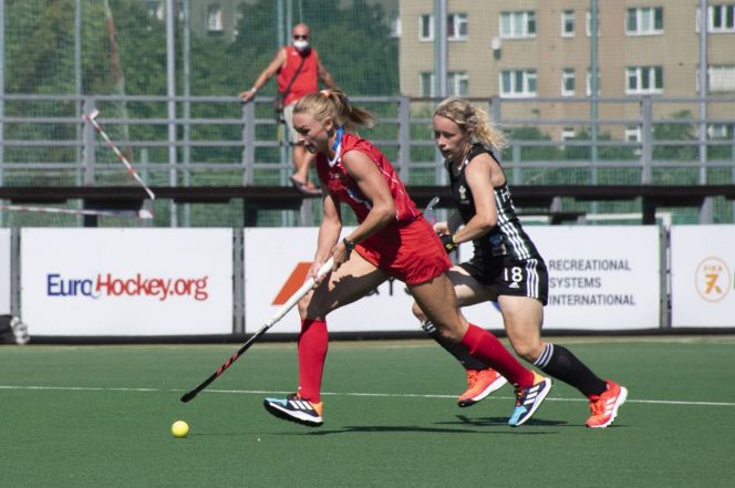 Тамара Иванова (в красной форме) в матче против Уэльса. Фото: Český svaz pozemního hokeje