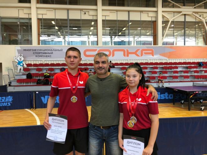 На фото: Георгий Шефер и Ольга Вандакурова с главным тренером сборной Алтайского края Степаном Багияном