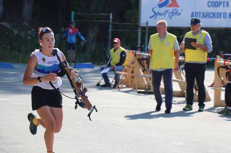 На дистанции кросс-спринта Екатерина Люлина. Фото: Александр Чёрный/"Алтайский спорт"