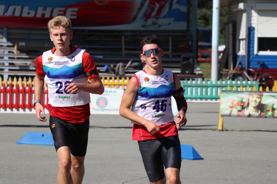 Леонид Кульгускин (№46) выиграл оба старта соревнований. Фото: Александр Чёрный/"Алтайский спорт"