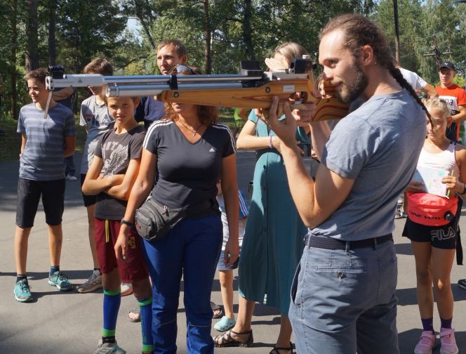 Стрелок Сергей Каменский побывал в гостях у юных биатлонистов Бийского района