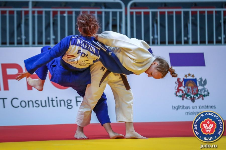 Яна Полевод (в белом кимоно) борется с полячкой Викторией Слазок. Фото: Марина Майорова/Федерация дзюдо России