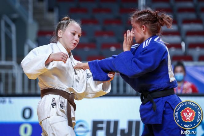 Яна Полевод (в белом кимоно) борется с полячкой Викторией Слазок. Фото: Марина Майорова/Федерация дзюдо России