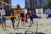 На площадке, построенной по проекту "ВолейДвор", состоялся турнир по пляжному и парковому волейболу (фото)