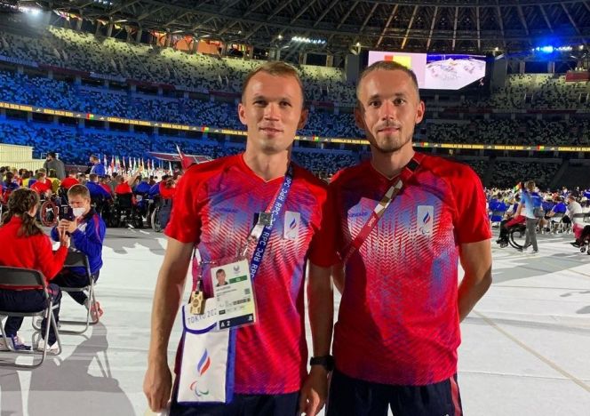 24 августа 2021 г. Юрий Клопцов (слева) и Александр Костин на церемонии открытия Паралимпийских игр в Токио. Фото: инстаграм Юрия Клопцова