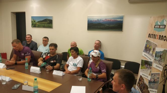 За круглым столом. Помимо участия в соревнованиях триатлонисты обсудили в «Бирюзовой Катуни» опыт и перспективы развития своего вида спорта