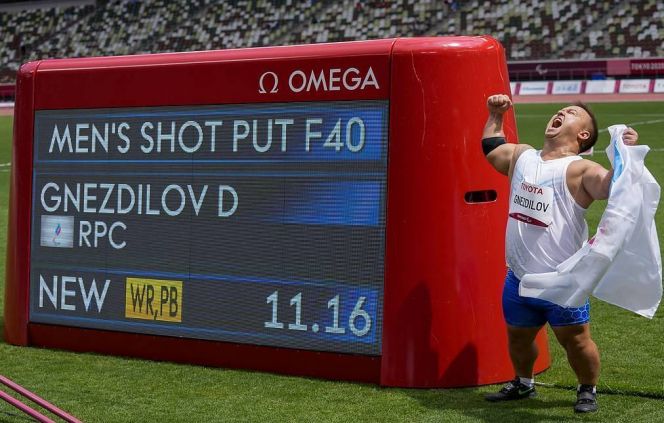 Денис Гнездилов. Фото: AP Photo/Eugene Hoshiko