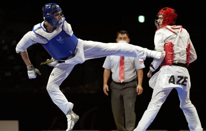 Тхэквондист Даниил Сидоров (слева). Фото: AP Photo/Shuji Kajiyama
