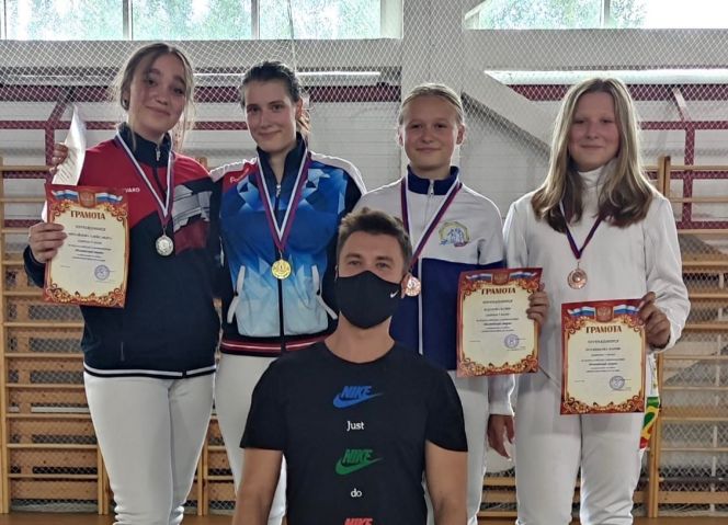 Саблистка КСШОР Юлия Жданова (вторая справа) - бронзовая медалистка всероссийских соревнований "Балтийский старт"