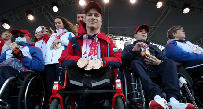 Виктория Ищиулова (вторая слева), Владимир Даниленко (в центре) и Роман Жданов (второй справа). Фото: Сергей Карпухин/ТАСС