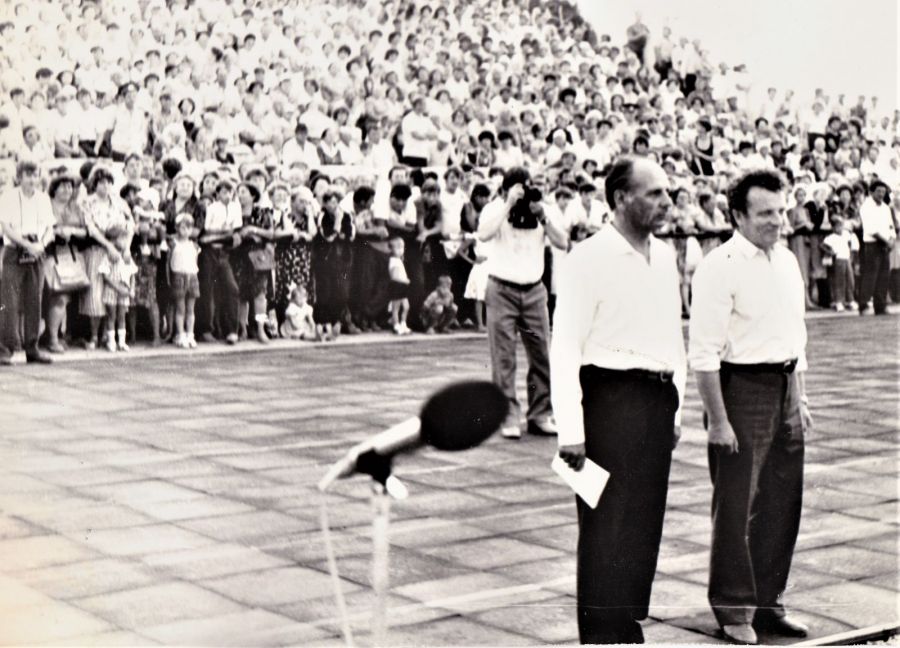 Краевую сельскую олимпиаду открывает первый секретарь Благовещенского райкома КПСС Василий Антонович Миронов (слева)