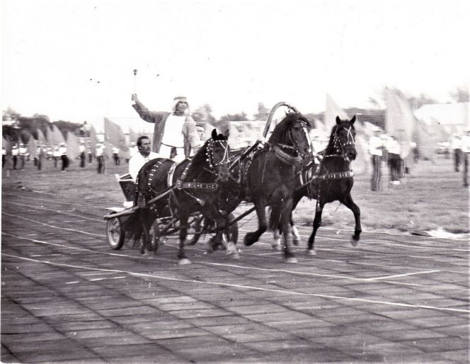 Открытие XIV летней олимпиады сельских спортсменов Алтая. С олимпийским факелом на стадион въезжает артист краевого театра драмы Ермаков. 
