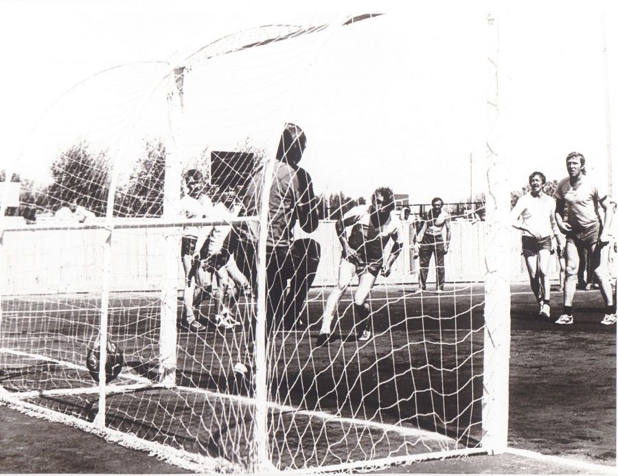 У гандбольных ворот. 