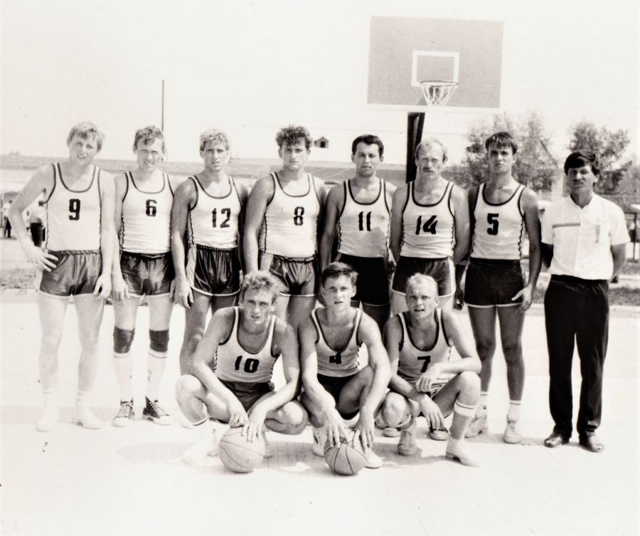 Мужская баскетбольная команда Благовещенского района - чемпион сельской олимпиады. Крайний справа - тренер команды Андрей Гинц (ныне глава района), третий справа Пётр Ремпель (ныне председатель спорткомитета района).