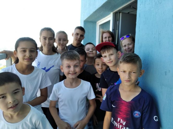 Дети, занимающиеся национальными видами спорта - корэш и самбо, вместе с родителями, бабушками и дедушками поднялись в быстром темпе на 25-й этаж высотного здания