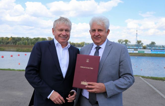 Президент Федерации гребли на байдарках и каноэ Алтайского края Юрий Шамков (слева) и директор СШОР имени Костенко Юрий Морозов со Свидетельством о внесении коллектива спортивной школы на Доску почёта "Слава и гордость Барнаула"