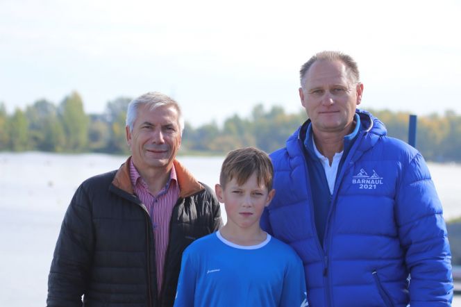 На фото: юный байдарочник Никита Химченко с тренером Сергеем Носачёвым (справа) и президентом федерации гребли на байдарках и каноэ Челябинской области Василием Рыбаковым