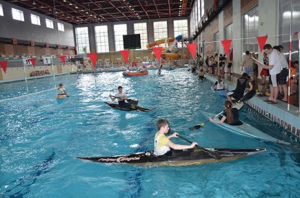 В Бийске состоялся розыгрыш Кубка Алтайского края по рафтингу и гребному слалому в закрытых помещениях.