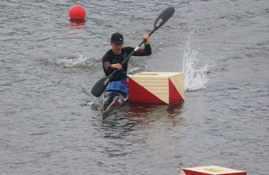 Павел Кукскаузен из Омской области  на пути к победе в заезде на 10 000 м. Фото: Александр Чёрный/"Алтайский спорт"