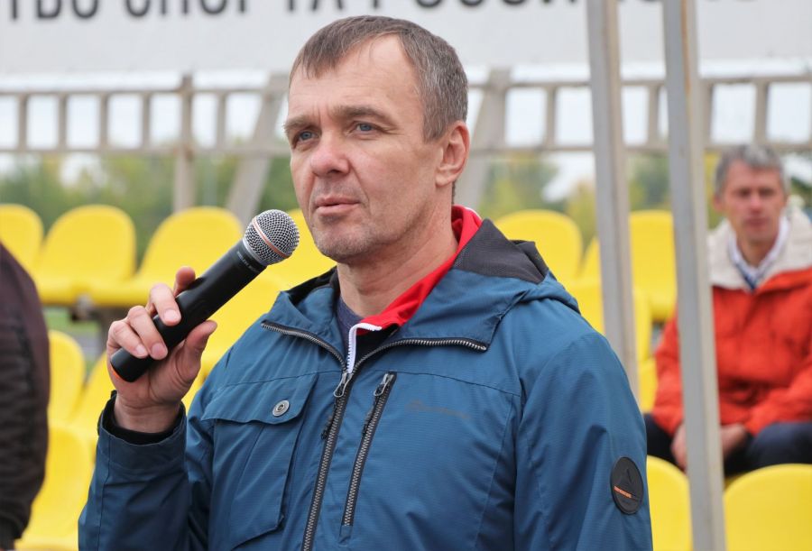 На церемонии закрытия соревнований спортсменов приветствовал замминистра спортивной отрасли региона Максим Рябцев. Фото: Александр Чёрный/"Алтайский спорт"