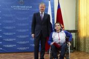 Губернатор Виктор Томенко встретился с алтайскими спортсменами-участниками Паралимпиады в Токио и вручил паралимпийцам и их тренерам краевые награды