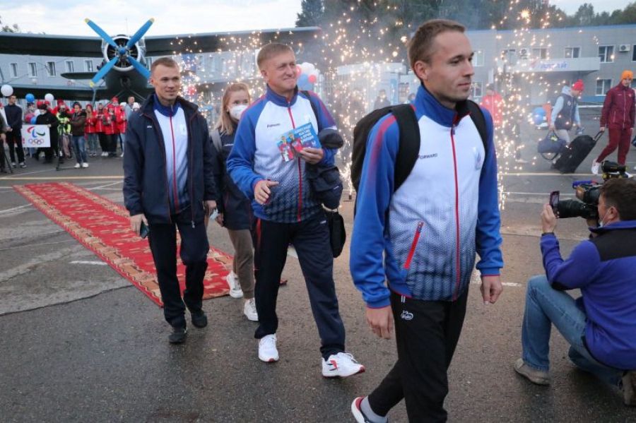 Триумфальное возвращение домой (встреча алтайских паралимпийцев в аэропорту Барнаула)