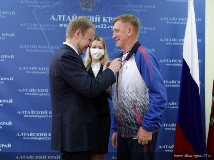 Губернатор Алтайского края Виктор Томенко награждает Сергея Мануйлова краевой наградой - "Медалью за заслуги перед обществом"