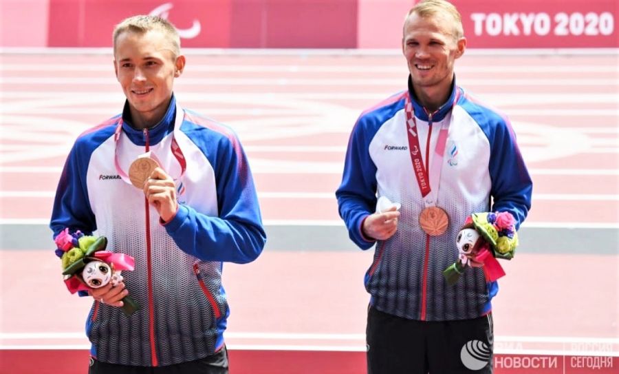 Бронзовые призёры Паралимипады, наши земляки Александр Костин (слева) и его гид Юрий Клопцов.