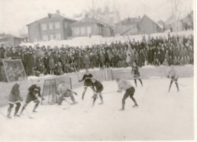На фото: за хоккейными воротами тогда не было ограждения, но зрителей это не пугало. Правда, шайба редко покидала пределы площадки, потому что игроки еще не научились отрывать её ото льда