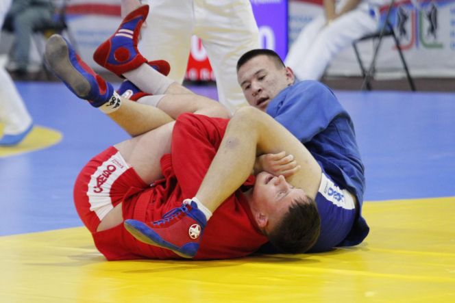 Борьбу в партере ведет Кирилл Шалданов (в синей куртке)