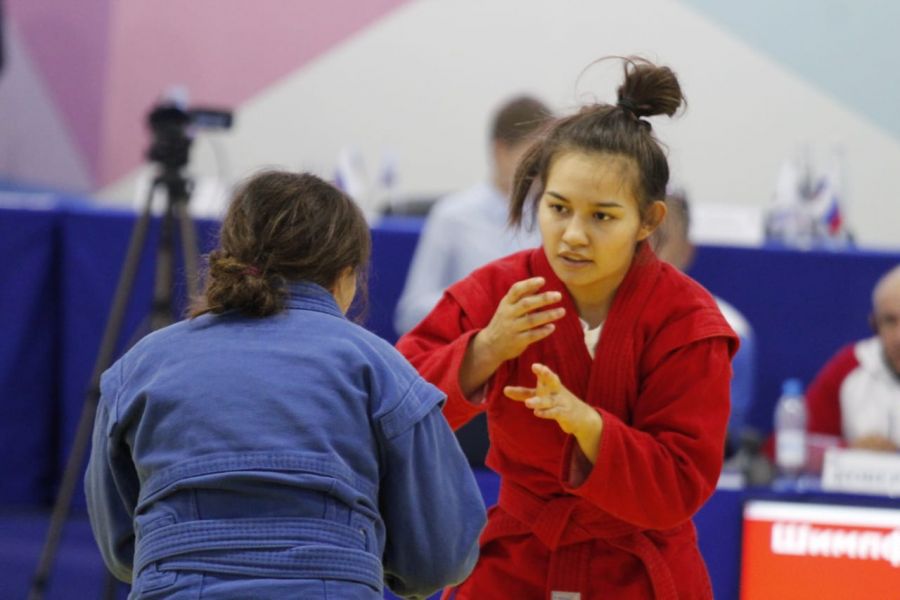 На борцовском ковре Элеонора Шимпф ( в красном)