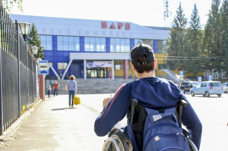 Роман Жданов у спорткомплекса "Заря". Фото: Виталий Барабаш